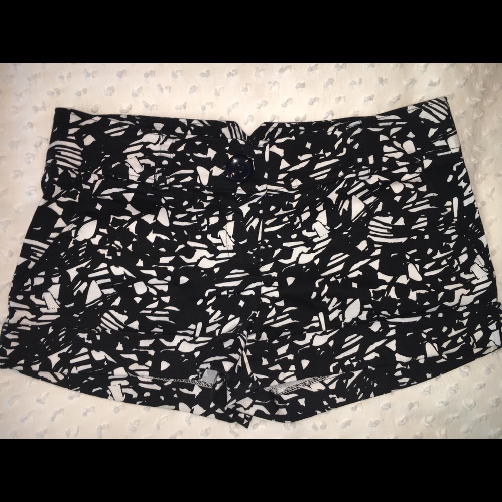 Black & white stretchy shorts